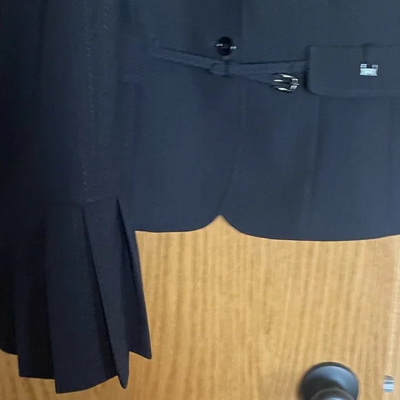 Tahari NWOT size 16 two-piece suit in navy - Picture 5 of 6